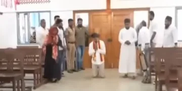 വിജയ് മുട്ടില്‍ പ്രാര്‍ത്ഥിച്ച് മുന്നോട്ട് നടക്കുന്നു