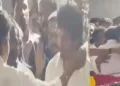 നടന്‍ ജീവയുടെ അച്ഛന്‍ ആര്‍.ബി ചൗധരിയുടെ മരണവാര്‍ത്ത കേട്ട് വീട്ടിലെത്തിയ വിജയ് ജീവയെ കാണുന്നു (ഇടത്ത്) വിജയ് ജീവയെ കെട്ടിപ്പുണരുന്നു (വലത്ത്)