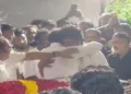 നടന്‍ ജീവയുടെ അച്ഛന്‍ മരണപ്പെട്ട വാര്‍ത്തയറിഞ്ഞ് ജീവയുടെ വീട്ടില്‍ എത്തിയ വിജയ് ജീവയെ കെട്ടിപ്പുണരുന്നു
