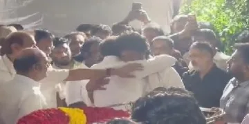 നടന്‍ ജീവയുടെ അച്ഛന്‍ മരണപ്പെട്ട വാര്‍ത്തയറിഞ്ഞ് ജീവയുടെ വീട്ടില്‍ എത്തിയ വിജയ് ജീവയെ കെട്ടിപ്പുണരുന്നു