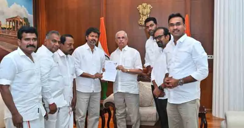 അവകാശവാദം ഉന്നയിച്ച് വിജയ് ഗവർണറെ കണ്ടു; സത്യപ്രതിജ്ഞ നാളെ രാവിലെ 10 മണിക്ക്