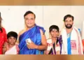 ഹിമന്തയ്‌ക്കൊപ്പം വിഷ്ണു പ്രസാദ് ഹെബ്ബാറും കുടുംബവും (ഫയല്‍ ചിത്രം)
