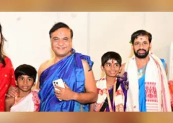 ഹിമന്തയ്‌ക്കൊപ്പം വിഷ്ണു പ്രസാദ് ഹെബ്ബാറും കുടുംബവും (ഫയല്‍ ചിത്രം)