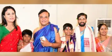 ഹിമന്തയ്‌ക്കൊപ്പം വിഷ്ണു പ്രസാദ് ഹെബ്ബാറും കുടുംബവും (ഫയല്‍ ചിത്രം)