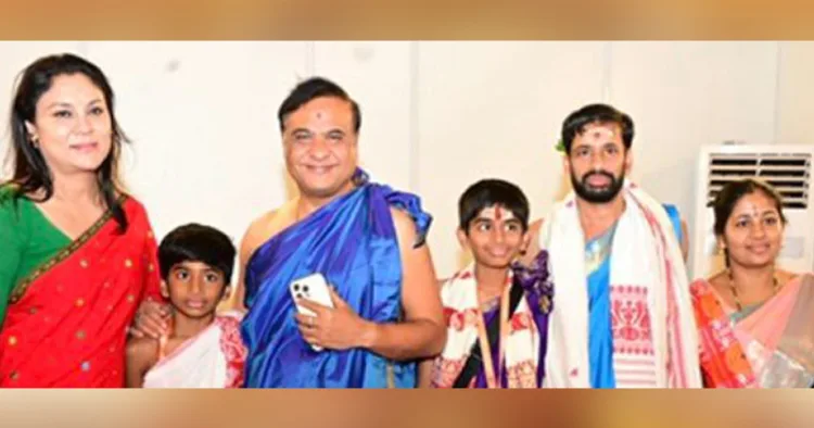 ഹിമന്തയ്‌ക്കൊപ്പം വിഷ്ണു പ്രസാദ് ഹെബ്ബാറും കുടുംബവും (ഫയല്‍ ചിത്രം)