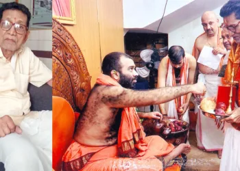 കാശി മഠാധിപതി സ്വാമി സംയമീന്ദ്രതീര്‍ത്ഥ വിശ്വനാഥ പ്രഭുവിനെ ആദരിക്കുന്നു
