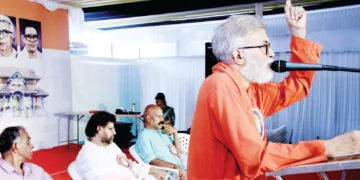 കേരള ക്ഷേത്രസംരക്ഷണസമിതി വാര്‍ഷിക സമ്മേളനം കോഴിക്കോട്ട് സ്വാമി വിവേകാമൃതാനന്ദപുരി ഉദ്ഘാടനം ചെയ്യുന്നു. കെ.എസ്. നാരായണന്‍, മുല്ലപ്പള്ളി കൃഷ്ണന്‍ നമ്പൂതിരി, കെ.പി. അനില്‍കുമാര്‍ സമീപം