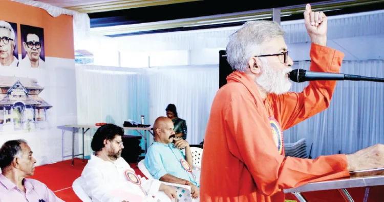 കേരള ക്ഷേത്രസംരക്ഷണസമിതി വാര്‍ഷിക സമ്മേളനം കോഴിക്കോട്ട് സ്വാമി വിവേകാമൃതാനന്ദപുരി ഉദ്ഘാടനം ചെയ്യുന്നു. കെ.എസ്. നാരായണന്‍, മുല്ലപ്പള്ളി കൃഷ്ണന്‍ നമ്പൂതിരി, കെ.പി. അനില്‍കുമാര്‍ സമീപം