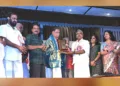മഹാകവി അക്കിത്തം പുരസ്‌കാരം പ്രൊഫ. വി. മധുസൂദനന്‍ നായര്‍ക്ക് പ്രൊഫ. പി.ജി. ഹരിദാസ് നല്‍കുന്നു