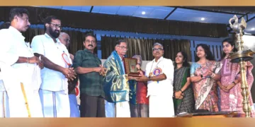 മഹാകവി അക്കിത്തം പുരസ്‌കാരം പ്രൊഫ. വി. മധുസൂദനന്‍ നായര്‍ക്ക് പ്രൊഫ. പി.ജി. ഹരിദാസ് നല്‍കുന്നു