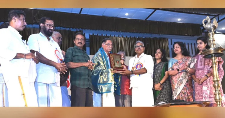 മഹാകവി അക്കിത്തം പുരസ്‌കാരം പ്രൊഫ. വി. മധുസൂദനന്‍ നായര്‍ക്ക് പ്രൊഫ. പി.ജി. ഹരിദാസ് നല്‍കുന്നു