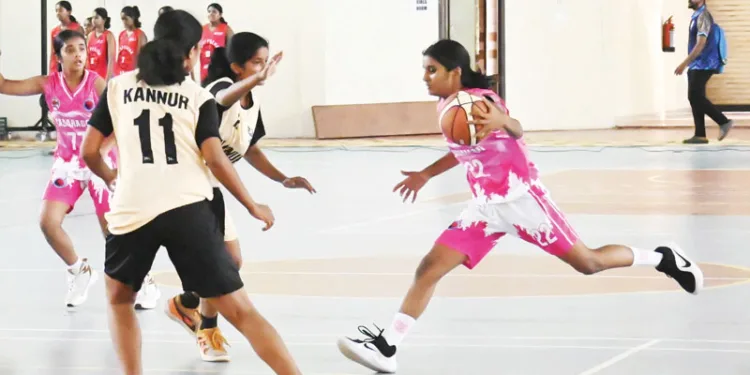 സംസ്ഥാന യൂത്ത് ബാസ്‌കറ്റ്‌ബോള്‍ ചാമ്പ്യന്‍ഷിപ്പിന്റെ വനിതാ വിഭാഗ മത്സരത്തില്‍ കാസര്‍കോടും കണ്ണൂരും ഏറ്റുമുട്ടിയപ്പോള്‍