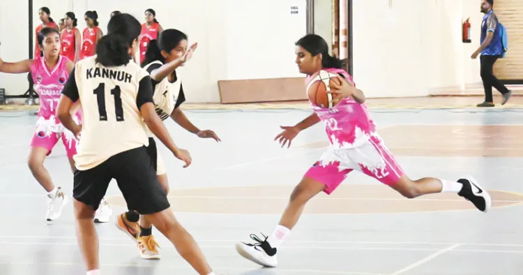 സംസ്ഥാന യൂത്ത് ബാസ്‌കറ്റ്‌ബോള്‍ ചാമ്പ്യന്‍ഷിപ്പിന്റെ വനിതാ വിഭാഗ മത്സരത്തില്‍ കാസര്‍കോടും കണ്ണൂരും ഏറ്റുമുട്ടിയപ്പോള്‍