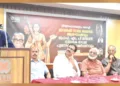 നാരദ ജയന്തിയോടനുബന്ധിച്ച് വിശ്വസംവാദ കേന്ദ്രം എറണാകുളം ഭാരത് ടൂറിസ്റ്റ് ഹോമില്‍ സംഘടിപ്പിച്ച ചടങ്ങില്‍ ഹരി എസ്. കര്‍ത്ത പ്രഭാഷണം നടത്തുന്നു. എം.എസ്. സജീവന്‍, പി. സുന്ദരം, എം. രാജശേഖര പണിക്കര്‍, രാജന്‍ പൊതുവാള്‍, ജിജീഷ് കരുണാകരന്‍ സമീപം