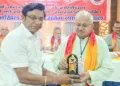 സ്വദേശി വ്യാപാരി മഞ്ചിന്റെ ദ്വിദിന ദേശീയ ആസൂത്രണ യോഗത്തില്‍ പങ്കെടുത്ത ദേശീയ സംയോജകന്‍ കാശ്മീരി ലാലിന് ഉപഹാരം നല്‍കുന്നു