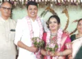 യമുനാഭാരതിയും വരന്‍ ശ്രീകാന്തും സദാനന്ദന്‍ മാസ്റ്റര്‍ക്കും വനിതാറാണി ടീച്ചര്‍ക്കുമൊപ്പം