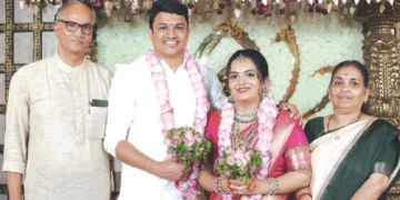 യമുനാഭാരതിയും വരന് ശ്രീകാന്തും സദാനന്ദന് മാസ്റ്റര്ക്കും വനിതാറാണി ടീച്ചര്ക്കുമൊപ്പം
