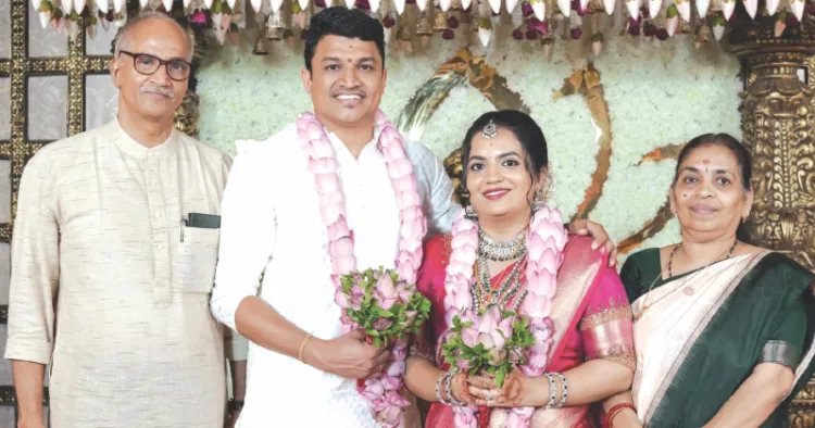 യമുനാഭാരതിയും വരന്‍ ശ്രീകാന്തും സദാനന്ദന്‍ മാസ്റ്റര്‍ക്കും വനിതാറാണി ടീച്ചര്‍ക്കുമൊപ്പം