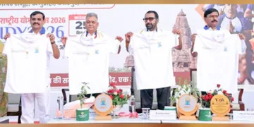 അന്താരാഷ്ട്ര യോഗാ ദിനാചരണവുമായി ബന്ധപ്പെട്ടുള്ള ജഴ്‌സി കേന്ദ്ര ആയുഷ്, ആരോഗ്യ, കുടുംബക്ഷേമ മന്ത്രി പ്രതാപ്റാവു ജാദവിന്റെ നേതൃത്വത്തില്‍ പുറത്തിറക്കുന്നു