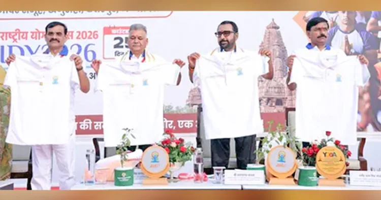 അന്താരാഷ്ട്ര യോഗാ ദിനാചരണവുമായി ബന്ധപ്പെട്ടുള്ള ജഴ്‌സി കേന്ദ്ര ആയുഷ്, ആരോഗ്യ, കുടുംബക്ഷേമ മന്ത്രി പ്രതാപ്റാവു ജാദവിന്റെ നേതൃത്വത്തില്‍ പുറത്തിറക്കുന്നു