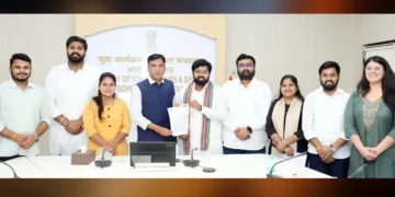 കേന്ദ്ര കായിക മന്ത്രി മന്സുഖ് മാണ്ഡവ്യക്ക് എബിവിപി ദേശീയ ജനറല് സെക്രട്ടറി വീരേന്ദ്ര സിങ് സോളങ്കിയുടെ
നേതൃത്വത്തിലുള്ള പ്രതിനിധി സംഘം മെമ്മോറാണ്ടം സമര്പ്പിച്ചപ്പോള്