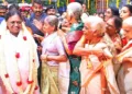 മാതാ അമൃതാനന്ദമയിയെ ഇടപ്പള്ളി ബ്രഹ്മസ്ഥാനത്ത് സ്വീകരിക്കുന്നു