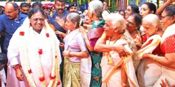 മാതാ അമൃതാനന്ദമയിയെ ഇടപ്പള്ളി ബ്രഹ്മസ്ഥാനത്ത് സ്വീകരിക്കുന്നു
