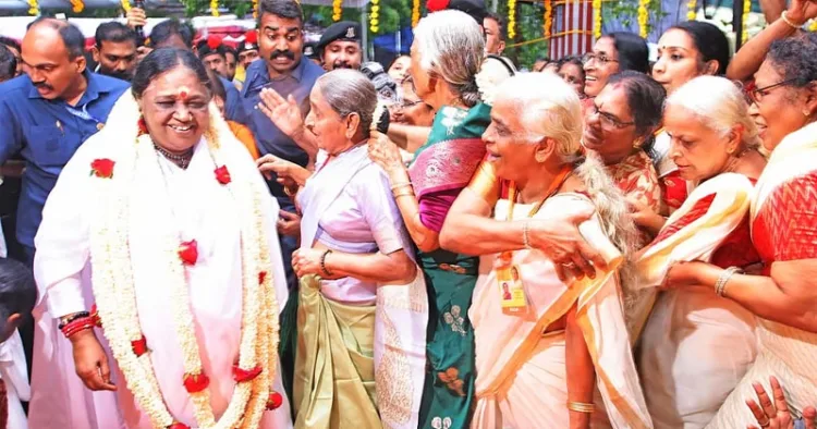 മാതാ അമൃതാനന്ദമയിയെ ഇടപ്പള്ളി ബ്രഹ്മസ്ഥാനത്ത് സ്വീകരിക്കുന്നു