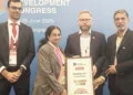 ടൈംസ് ഹയര്‍ എഡ്യൂക്കേഷന്റെ ചീഫ് ഗ്ലോബല്‍ അഫയേഴ്സ് ഓഫീസറും സിഒഒയുമായ ഫില്‍ ബാറ്റിയും ജനറല്‍ മാനേജരും സീനിയര്‍ റീജിയണല്‍ ഡയറക്ടറുമായ റിതിന്‍ മല്‍ഹോത്രയും ചേര്‍ന്ന് അമൃത വിശ്വവിദ്യാപീഠം പ്രോ വൈസ് ചാന്‍സലര്‍ ഡോ. മനീഷാ വിനോദിനി രമേശ്, അമൃത സ്‌കൂള്‍ ഓഫ് ബിസിനസ് ഡീന്‍ ഡോ. രഘു രാമന്‍ എന്നിവര്‍ക്ക് 2026ലെ ടൈംസ് ഹയര്‍ എഡ്യൂക്കേഷന്‍ സസ്‌റ്റൈനബിലിറ്റി ഇംപാക്ട് റേറ്റിങ്സ് അംഗീകാരം സമ്മാനിക്കുന്നു