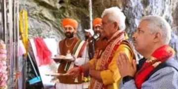 അമര്‍നാഥ് യാത്രക്ക് മുന്നോടിയായുള്ള പ്രഥമ പൂജ ഗവര്‍ണര്‍ മനോജ് സിന്‍ഹ ഉദ്ഘാടനം ചെയ്യുന്നു