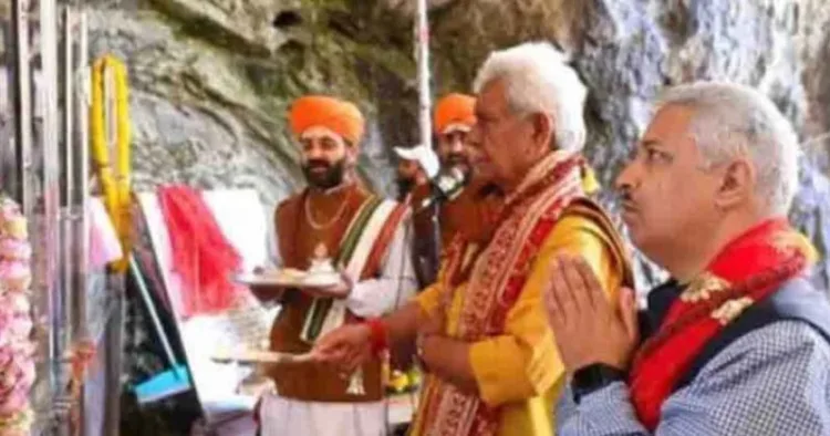 അമര്‍നാഥ് യാത്രക്ക് മുന്നോടിയായുള്ള പ്രഥമ പൂജ ഗവര്‍ണര്‍ മനോജ് സിന്‍ഹ ഉദ്ഘാടനം ചെയ്യുന്നു