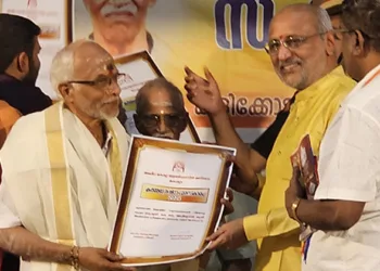 അനിരുദ്ധന്‍ തന്ത്രികള്‍ ഉപരാഷ്ട്രപതി സി.പി രാധാകൃഷ്ണനൊപ്പം (ഫയല്‍ ഫോട്ടോ)