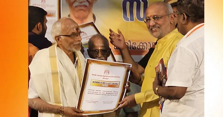 അനിരുദ്ധന്‍ തന്ത്രികള്‍ ഉപരാഷ്ട്രപതി സി.പി രാധാകൃഷ്ണനൊപ്പം (ഫയല്‍ ഫോട്ടോ)