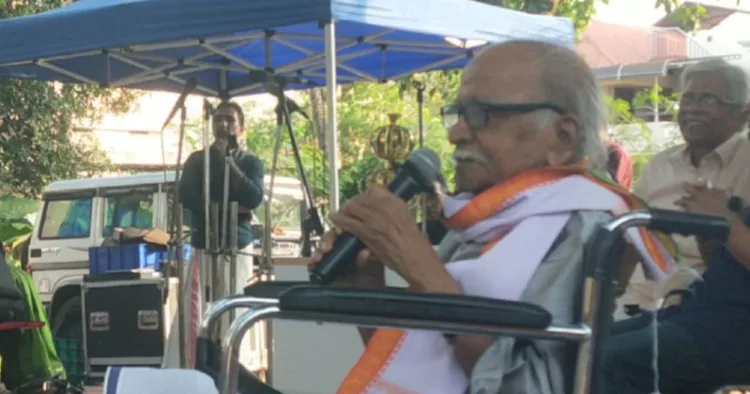 കാവാലം നാരായണപ്പണിക്കരുടെ അവനവന്‍കടമ്പ എന്ന നാടകത്തിന്റെ അമ്പതാം വാര്‍ഷികാഘോഷത്തില്‍ പി. നാരായണക്കുറുപ്പ് പങ്കെടുത്തപ്പോള്‍
