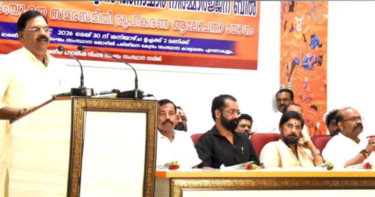 ഭാരതീയ ജ്യോതിഷ വിചാര സംഘത്തിന്റെ ആഭിമുഖ്യത്തില്‍ എറണാകുളത്ത് നടന്ന ജ്യോതിഷ താന്ത്രിക സമന്വയ
സംഗമം ബിഎംഎസ് സംസ്ഥാന പ്രസിഡന്റ് ശിവജി സുദര്‍ശന്‍ ഉദ്ഘാടനം ചെയ്യുന്നു