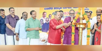 ബിഎംഎസിന്റെ ആഭിമുഖ്യത്തില്‍ തിരുവനന്തപുരം അയ്യന്‍കാൡ ഹാളില്‍ നടന്ന വന്ദേമാതരം ദേശീയ ജാഗ്രതാസദസും ജനനായകര്‍ക്കുള്ള സ്വീകരണവും ബിഎംഎസ് മുന്‍ ദേശീയ അധ്യക്ഷന്‍ അഡ്വ. സി.കെ. സജിനാരായണന്‍ ഉദ്ഘാടനം ചെയ്യുന്നു. സി. ബാലചന്ദ്രന്‍, സി.ജി. ഗോപകുമാര്‍, ബി.ബി. ഗോപകുമാര്‍ എംഎല്‍എ, വി. മുരളീധരന്‍ എംഎല്‍എ, രാജീവ് ചന്ദ്രശേഖര്‍ എംഎല്‍എ, ശിവജി സുദര്‍ശന്‍, മേയര്‍ വി.വി. രാജേഷ്, എന്‍.പി. രാജീവന്‍, ഡെ. മേയര്‍ ആശാനാഥ് സമീപം