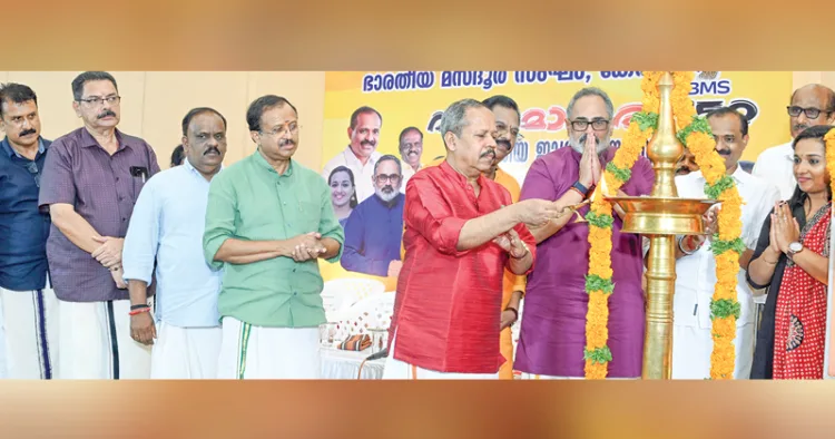 ബിഎംഎസിന്റെ ആഭിമുഖ്യത്തില്‍ തിരുവനന്തപുരം അയ്യന്‍കാൡ ഹാളില്‍ നടന്ന വന്ദേമാതരം ദേശീയ ജാഗ്രതാസദസും ജനനായകര്‍ക്കുള്ള സ്വീകരണവും ബിഎംഎസ് മുന്‍ ദേശീയ അധ്യക്ഷന്‍ അഡ്വ. സി.കെ. സജിനാരായണന്‍ ഉദ്ഘാടനം ചെയ്യുന്നു. സി. ബാലചന്ദ്രന്‍, സി.ജി. ഗോപകുമാര്‍, ബി.ബി. ഗോപകുമാര്‍ എംഎല്‍എ, വി. മുരളീധരന്‍ എംഎല്‍എ, രാജീവ് ചന്ദ്രശേഖര്‍ എംഎല്‍എ, ശിവജി സുദര്‍ശന്‍, മേയര്‍ വി.വി. രാജേഷ്, എന്‍.പി. രാജീവന്‍, ഡെ. മേയര്‍ ആശാനാഥ് സമീപം