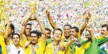 1994 ലോകകപ്പ് കിരീടവുമായി അന്നത്തെ ബ്രസീല്‍ ക്യാപ്റ്റന്‍ ദുംഗയും സഹതാരങ്ങളും