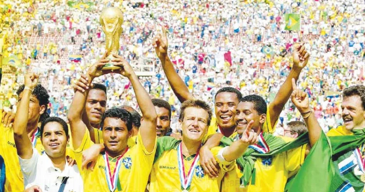 1994 ലോകകപ്പ് കിരീടവുമായി അന്നത്തെ ബ്രസീല്‍ ക്യാപ്റ്റന്‍ ദുംഗയും സഹതാരങ്ങളും