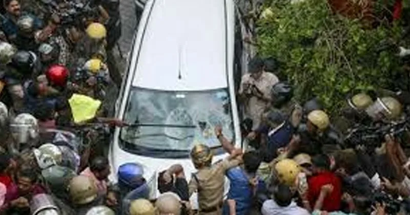 പിണറായിയുടെ വീട്ടില് റെയ്ഡ്: ഇ ഡി ഉദ്യോഗസ്ഥരെ ആക്രമിച്ച കേസിലെ ആറ് മുതല് 10 വരെയുള്ള പ്രതികളെ പൊലീസ് കസ്റ്റഡിയില് വിട്ടു