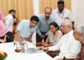 ലോക്ഭവനില്‍ സെന്‍സസ് 2027ന്റെ ഒന്നാം ഘട്ടത്തിന്റെ ~ാഗ്ഓഫ് ചടങ്ങില്‍ ഡിജിറ്റല്‍ പ്ലാറ്റ്‌ഫോം വഴി തന്റെ വിവരങ്ങള്‍ രേഖപ്പെടുത്തിക്കൊണ്ട് സ്വയം വിവരശേഖരണ പ്രക്രിയ
ഗവര്‍ണര്‍ രാജേന്ദ്ര വിശ്വനാഥ് അര്‍ലേക്കര്‍ പൂര്‍ത്തിയാക്കുന്നു