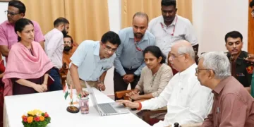 ലോക്ഭവനില്‍ സെന്‍സസ് 2027ന്റെ ഒന്നാം ഘട്ടത്തിന്റെ ~ാഗ്ഓഫ് ചടങ്ങില്‍ ഡിജിറ്റല്‍ പ്ലാറ്റ്‌ഫോം വഴി തന്റെ വിവരങ്ങള്‍ രേഖപ്പെടുത്തിക്കൊണ്ട് സ്വയം വിവരശേഖരണ പ്രക്രിയ
ഗവര്‍ണര്‍ രാജേന്ദ്ര വിശ്വനാഥ് അര്‍ലേക്കര്‍ പൂര്‍ത്തിയാക്കുന്നു