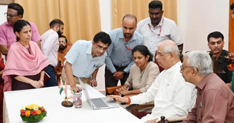 ലോക്ഭവനില്‍ സെന്‍സസ് 2027ന്റെ ഒന്നാം ഘട്ടത്തിന്റെ ~ാഗ്ഓഫ് ചടങ്ങില്‍ ഡിജിറ്റല്‍ പ്ലാറ്റ്‌ഫോം വഴി തന്റെ വിവരങ്ങള്‍ രേഖപ്പെടുത്തിക്കൊണ്ട് സ്വയം വിവരശേഖരണ പ്രക്രിയ
ഗവര്‍ണര്‍ രാജേന്ദ്ര വിശ്വനാഥ് അര്‍ലേക്കര്‍ പൂര്‍ത്തിയാക്കുന്നു