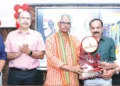 കല്ലേക്കാട് വ്യാസവിദ്യാപീഠം പ്രിന്‍സിപ്പല്‍ എ. ചെന്താമരാക്ഷന് ഭാരതീയ വിദ്യാനികേതന്‍ സംസ്ഥാന അധ്യക്ഷന്‍ പി. ഗോപാലന്‍കുട്ടി മാസ്റ്റര്‍, വിദ്യാഭാരതി ക്ഷേത്രീയ സെക്രട്ടറി
എന്‍സിടി രാജഗോപാല്‍ എന്നിവര്‍ ഉപഹാരം നല്‍കുന്നു. വ്യാസവിദ്യാപീഠം മാനേജിങ് കമ്മിറ്റി പ്രസിഡന്റ് ശ്രീകുമാര്‍ മേനോന്‍, സെക്രട്ടറി അഡ്വ. ശ്രീനാഥ് ശങ്കര്‍ സമീപം