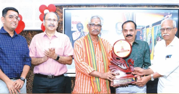 കല്ലേക്കാട് വ്യാസവിദ്യാപീഠം പ്രിന്‍സിപ്പല്‍ എ. ചെന്താമരാക്ഷന് ഭാരതീയ വിദ്യാനികേതന്‍ സംസ്ഥാന അധ്യക്ഷന്‍ പി. ഗോപാലന്‍കുട്ടി മാസ്റ്റര്‍, വിദ്യാഭാരതി ക്ഷേത്രീയ സെക്രട്ടറി
എന്‍സിടി രാജഗോപാല്‍ എന്നിവര്‍ ഉപഹാരം നല്‍കുന്നു. വ്യാസവിദ്യാപീഠം മാനേജിങ് കമ്മിറ്റി പ്രസിഡന്റ് ശ്രീകുമാര്‍ മേനോന്‍, സെക്രട്ടറി അഡ്വ. ശ്രീനാഥ് ശങ്കര്‍ സമീപം