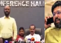 തിരുവനന്തപുരം കോര്‍പറേഷന്‍ ജീവനക്കാരനായ യൂസഫ് മേയറുടെ വാര്‍ത്തസമ്മേളനത്തില്‍ ശബരീനാഥന്‍ ഒപ്പിടുന്ന രജിസ്റ്റര്‍ കൈക്കലാക്കിയ കാര്യം വിശദീകരിക്കുന്നു (ഇടത്ത്)