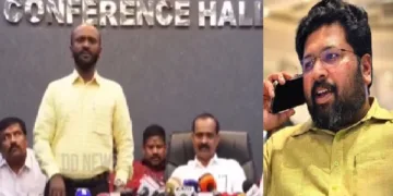 തിരുവനന്തപുരം കോര്‍പറേഷന്‍ ജീവനക്കാരനായ യൂസഫ് മേയറുടെ വാര്‍ത്തസമ്മേളനത്തില്‍ ശബരീനാഥന്‍ ഒപ്പിടുന്ന രജിസ്റ്റര്‍ കൈക്കലാക്കിയ കാര്യം വിശദീകരിക്കുന്നു (ഇടത്ത്)