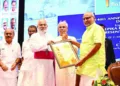 ദീപികയുടെ ശതോത്തര റൂബി ജൂബിലി ഉദ്ഘാടനം ചെയ്യാനെത്തിയ ഉപരാഷ്ട്രപതി സി.പി. രാധാകൃഷ്ണനു കോട്ടയം ആര്‍ച്ച്ബിഷപ് മാര്‍ മാത്യു മൂലക്കാട്ട് ഉപഹാരം സമര്‍പ്പിക്കുന്നു