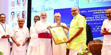ദീപികയുടെ ശതോത്തര റൂബി ജൂബിലി ഉദ്ഘാടനം ചെയ്യാനെത്തിയ ഉപരാഷ്ട്രപതി സി.പി. രാധാകൃഷ്ണനു കോട്ടയം ആര്‍ച്ച്ബിഷപ് മാര്‍ മാത്യു മൂലക്കാട്ട് ഉപഹാരം സമര്‍പ്പിക്കുന്നു