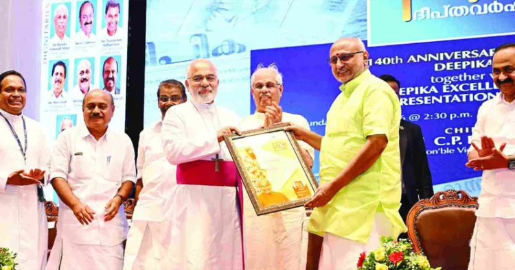 ദീപികയുടെ ശതോത്തര റൂബി ജൂബിലി ഉദ്ഘാടനം ചെയ്യാനെത്തിയ ഉപരാഷ്ട്രപതി സി.പി. രാധാകൃഷ്ണനു കോട്ടയം ആര്‍ച്ച്ബിഷപ് മാര്‍ മാത്യു മൂലക്കാട്ട് ഉപഹാരം സമര്‍പ്പിക്കുന്നു